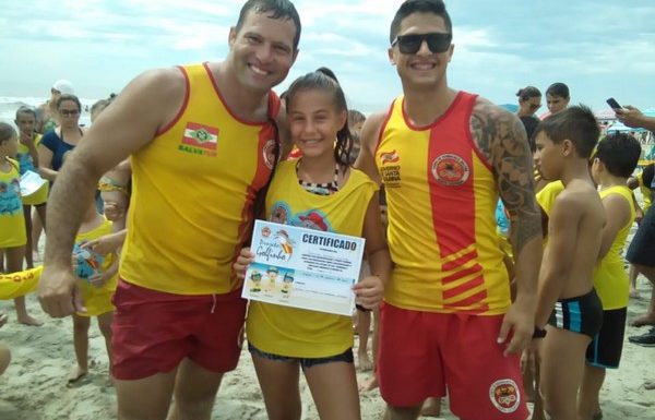 Projeto Golfinho ja formou mais de 100 criancas nesta temporada em Itapoa 16