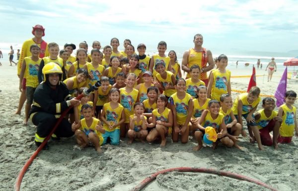 Projeto Golfinho ja formou mais de 100 criancas nesta temporada em Itapoa 17