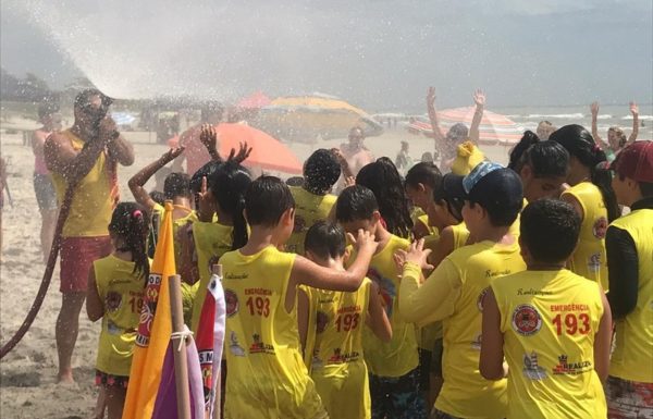 Projeto Golfinho ja formou mais de 100 criancas nesta temporada em Itapoa 18