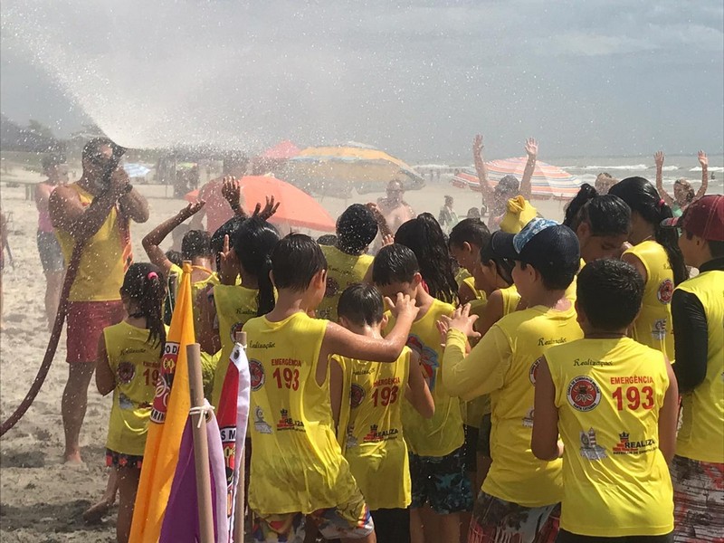 Projeto Golfinho ja formou mais de 100 criancas nesta temporada em Itapoa 18