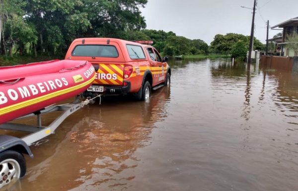 Bombeiros atuam no auxílio e regate aos atingidos pelas chuvas em Itapoa 2