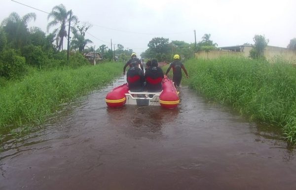 Bombeiros atuam no auxílio e regate aos atingidos pelas chuvas em Itapoa 3