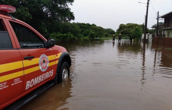 Bombeiros atuam no auxílio e regate aos atingidos pelas chuvas em Itapoa 4