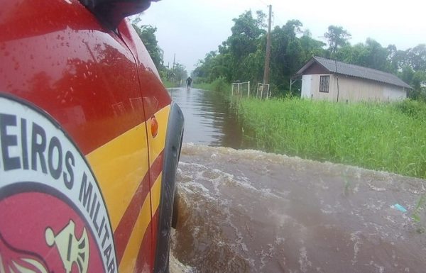 Bombeiros atuam no auxílio e regate aos atingidos pelas chuvas em Itapoa 5