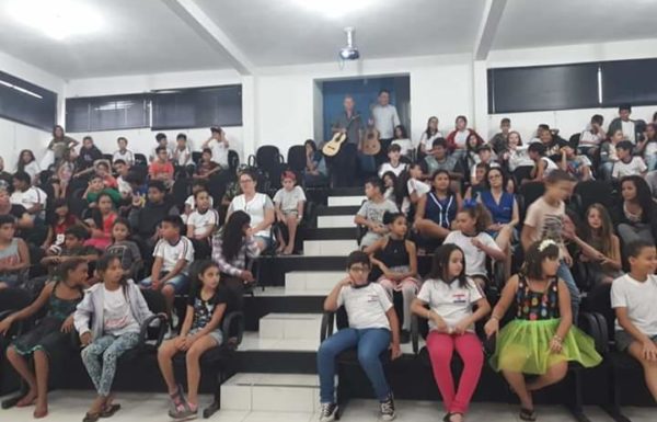 Estudantes de Itapoa prestigiam muita musica e história com o projeto Sua Majestade o Violao 02