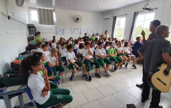 Estudantes de Itapoa prestigiam muita musica e história com o projeto Sua Majestade o Violao 05