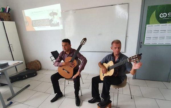 Estudantes de Itapoa prestigiam muita musica e história com o projeto Sua Majestade o Violao 08