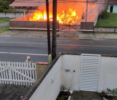 Residencia e destruida apos incendio na Barra do Sai 01