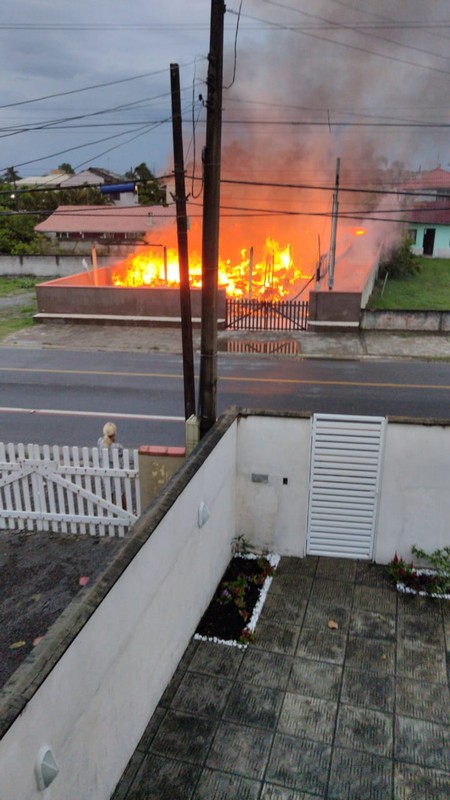 Residencia e destruida apos incendio na Barra do Sai 01