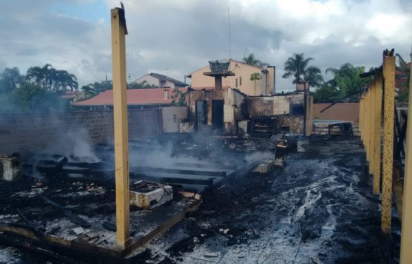 Residencia e destruida apos incendio na Barra do Sai 02