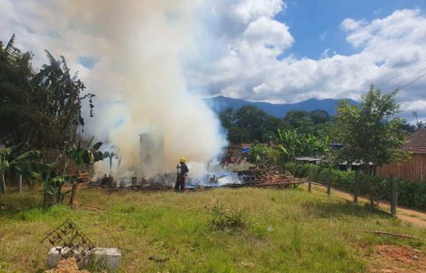 Casa de madeira consumida pelo fogo em Garuva 1