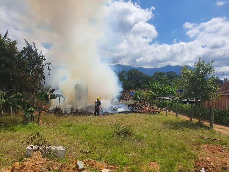Casa de madeira consumida pelo fogo em Garuva 1