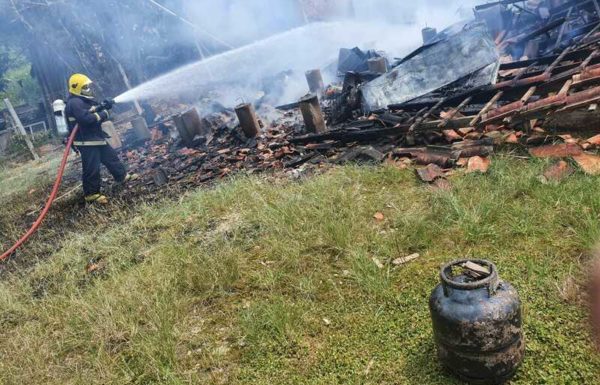 Casa de madeira consumida pelo fogo em Garuva 2