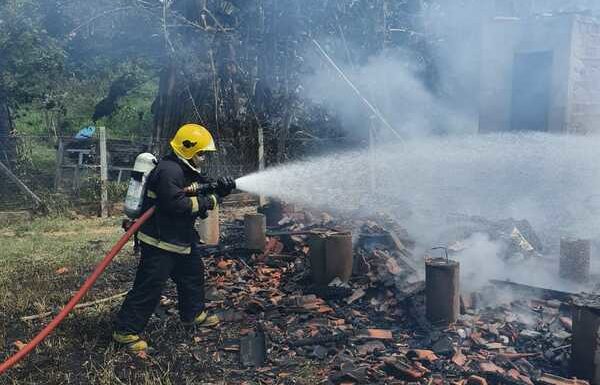 Casa de madeira consumida pelo fogo em Garuva 3