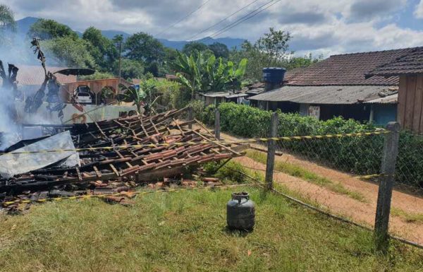 Casa de madeira consumida pelo fogo em Garuva 4