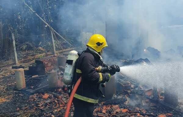 Casa de madeira consumida pelo fogo em Garuva 5
