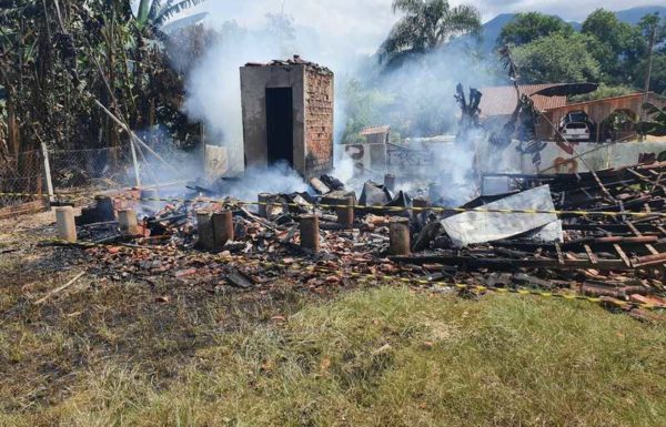 Casa de madeira consumida pelo fogo em Garuva 6