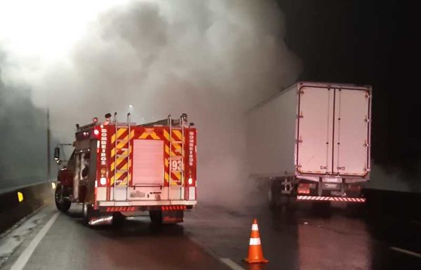 Bombeiros de Garuva atendem ocorrencia de incendio em caminhao bau na BR-376 2