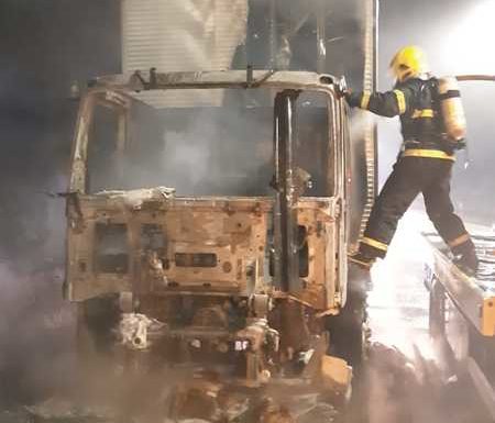 Bombeiros de Garuva atendem ocorrencia de incendio em caminhao bau na BR-376 3