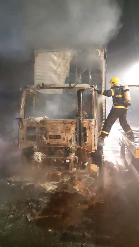 Bombeiros de Garuva atendem ocorrencia de incendio em caminhao bau na BR-376 3