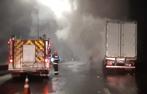 Bombeiros de Garuva atendem ocorrencia de incendio em caminhao bau na BR-376 4