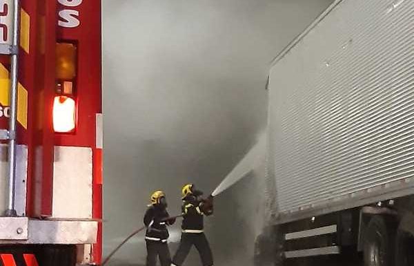 Bombeiros de Garuva atendem ocorrencia de incendio em caminhao bau na BR-376 5