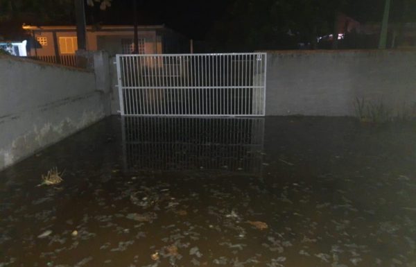 Mare alta causa alagamentos e ressaca em Itapoa 01