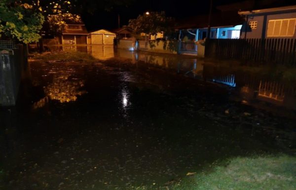 Mare alta causa alagamentos e ressaca em Itapoa 03