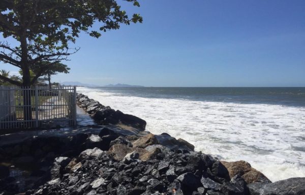 Mare alta causa alagamentos e ressaca em Itapoa 05