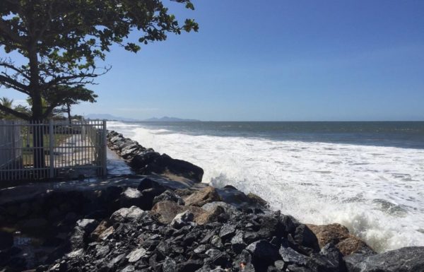 Mare alta causa alagamentos e ressaca em Itapoa 06
