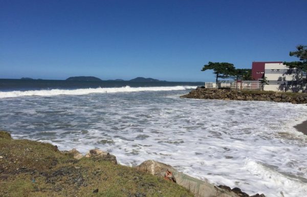 Mare alta causa alagamentos e ressaca em Itapoa 07