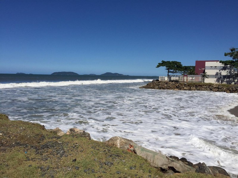 Mare alta causa alagamentos e ressaca em Itapoa 07