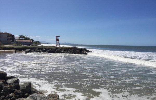 Mare alta causa alagamentos e ressaca em Itapoa 09
