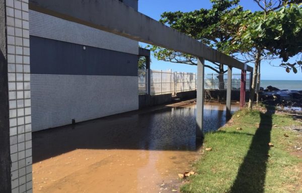 Mare alta causa alagamentos e ressaca em Itapoa 11