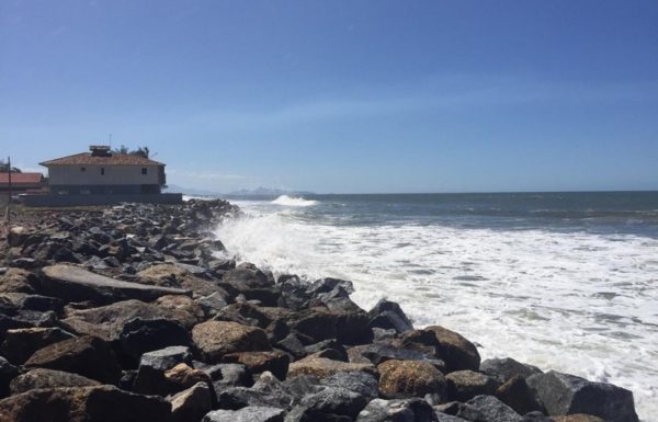 Mare alta causa alagamentos e ressaca em Itapoa 12