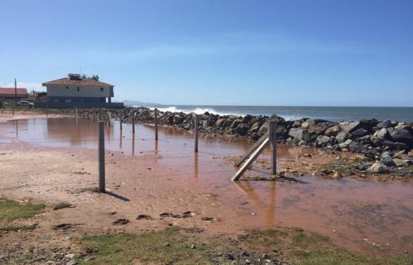 Mare alta causa alagamentos e ressaca em Itapoa 13