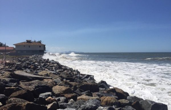 Mare alta causa alagamentos e ressaca em Itapoa 14
