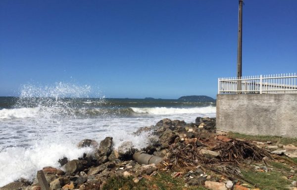 Mare alta causa alagamentos e ressaca em Itapoa 15