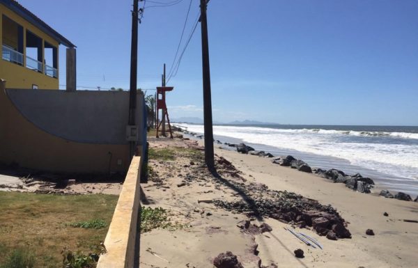 Mare alta causa alagamentos e ressaca em Itapoa 16
