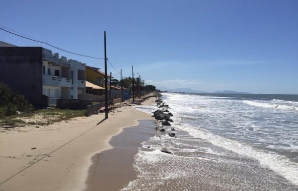 Mare alta causa alagamentos e ressaca em Itapoa 17