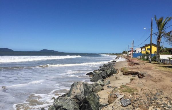 Mare alta causa alagamentos e ressaca em Itapoa 18