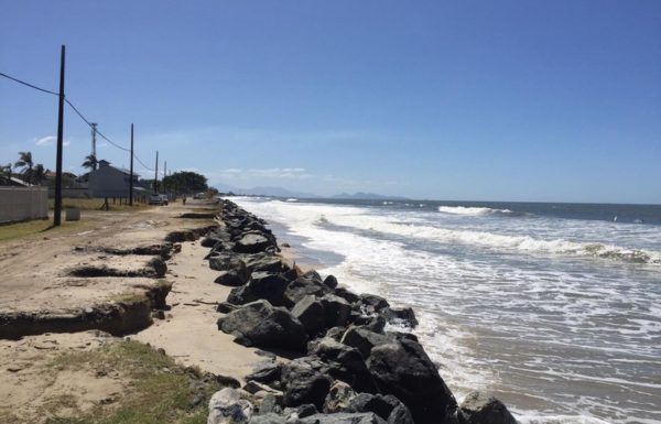 Mare alta causa alagamentos e ressaca em Itapoa 19
