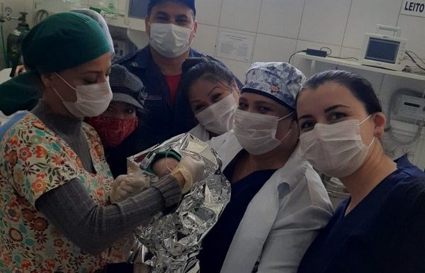 Bombeiros prestam socorro a mãe e bebe logo apos o parto no balneario Paese