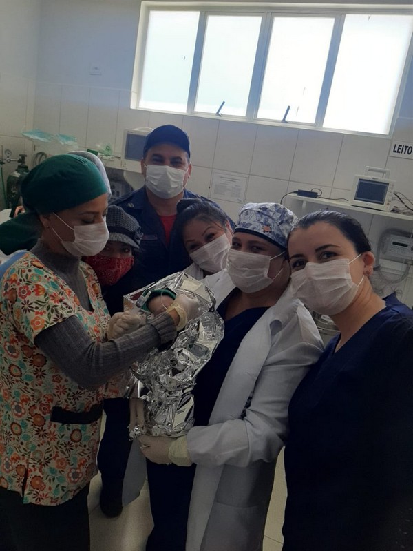 Bombeiros prestam socorro a mãe e bebe logo apos o parto no balneario Paese