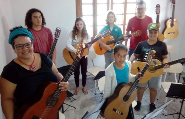 Escola de Musica completa 11 anos Tocando em Frente