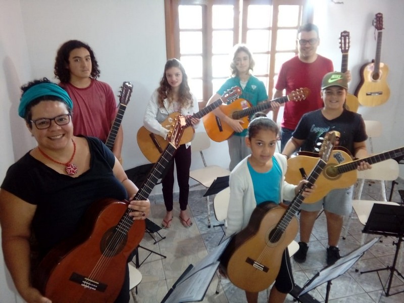 Escola de Musica completa 11 anos Tocando em Frente
