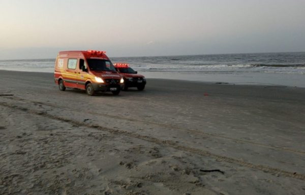 Homem tentar armar rede no Pontal, em Itapoá, e desaparece no mar