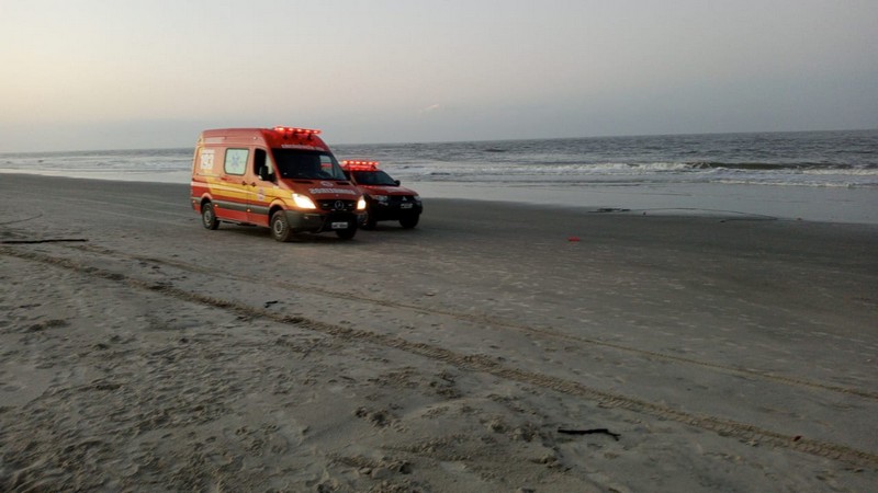 Homem tentar armar rede no Pontal, em Itapoá, e desaparece no mar