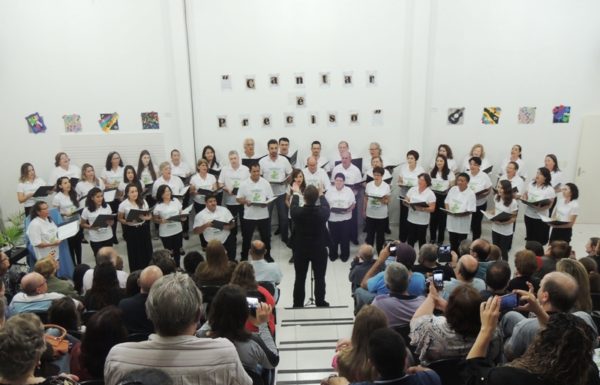 Atuais e ex-coristas do Coral Vozes da Babitonga celebram os cinco anos de atividades do Projeto FOTO Antonio Francisco Gusso -1- Tribuna de Itapoa
