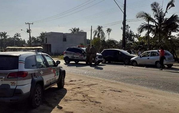 Homem acaba preso apos furtar veiculo atropelar pedestre e causar acidente de transito em Itapoa 1
